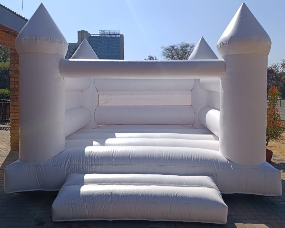 3.75x4m White Castle with Safety Walls